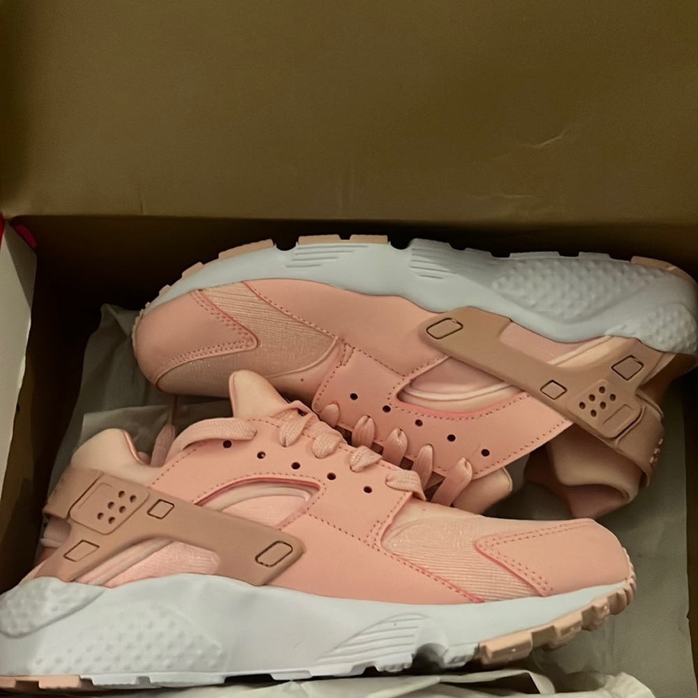 Nike huarache run se (gs) 7y never worn